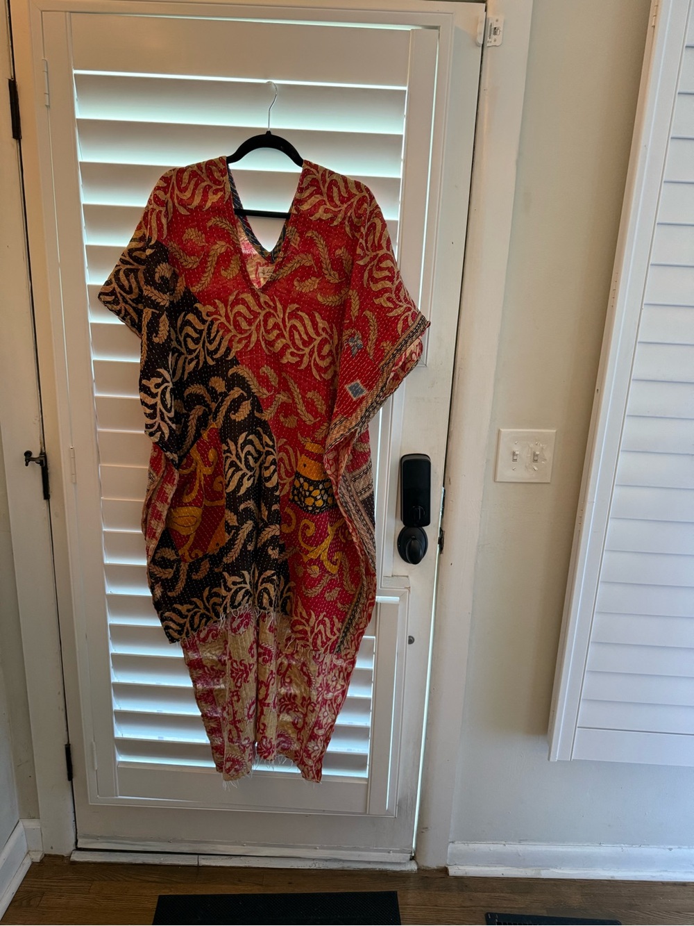 😃 Kantha Bae Boho V-Neck Patchwork Tunic in Red and Black